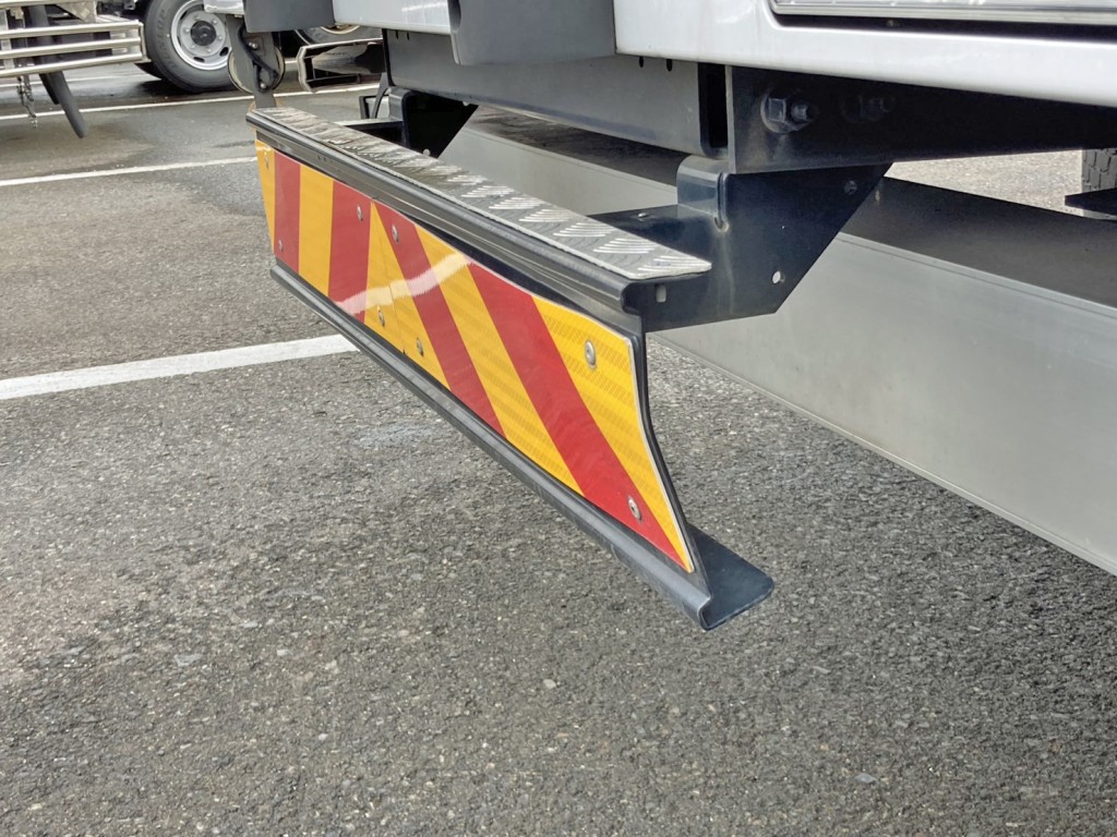 リヤステップに曲がりがあります。|UDトラックス クオン 2RG-CG5FAの写真20