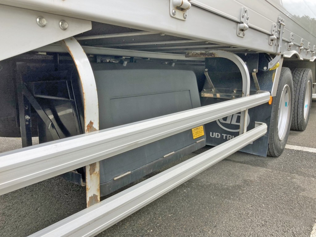 ボディー運転席側後方に工具箱が付いています。|UDトラックス  2RG-CG5FAの写真21