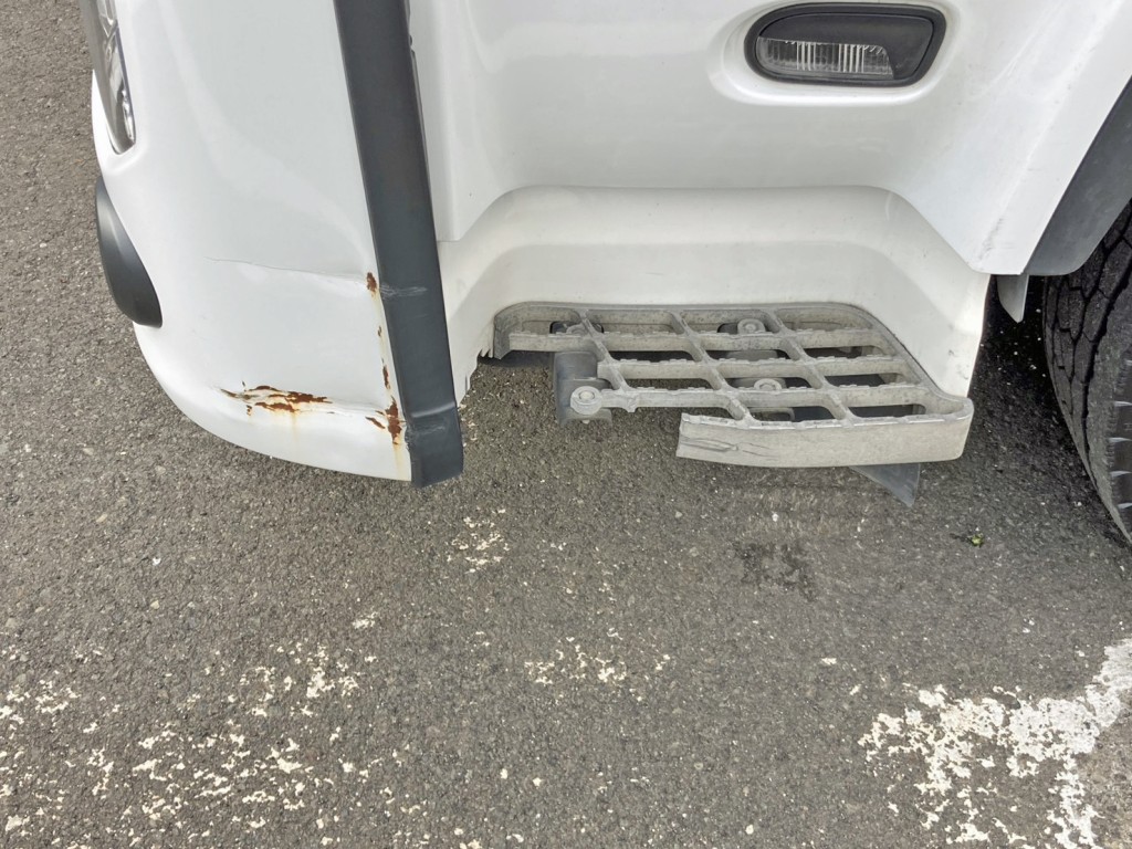 フロントバンパー助手席側にキズ・ヘコミ・サビ 及び助手席側ステップが欠損しています。|UDトラックス クオン 2RG-CG5FAの写真23