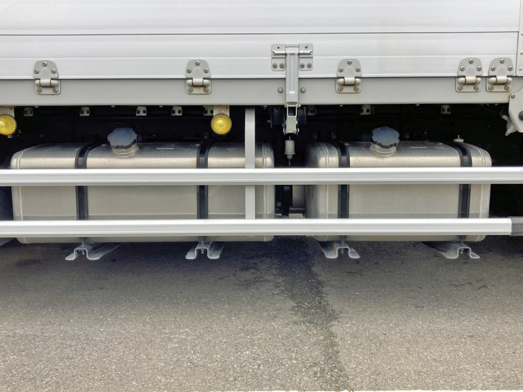 燃料タンクは300Lと200Lが付いています。(アルミ製)|UDトラックス クオン 2RG-CG5FAの写真25