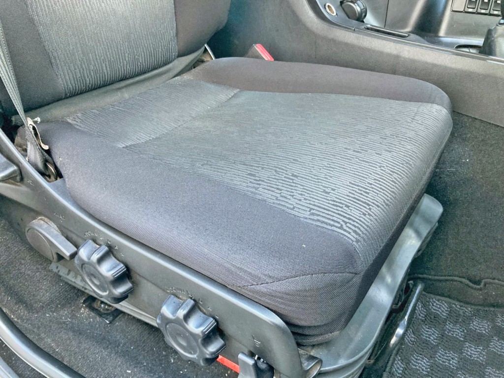 運転席座面にヘタリがあります。|三菱 スーパーグレート 2PG-FS70HZの写真8