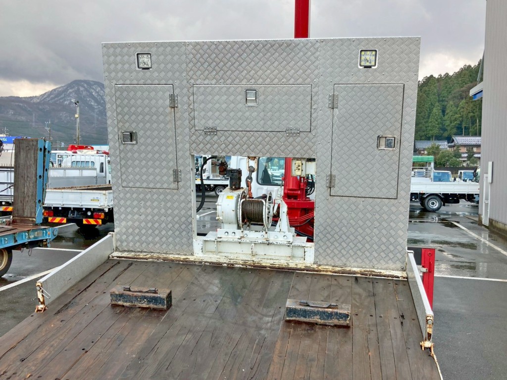 ウインチ付きです。(プロテクターに縞板アルミが張られています)|三菱 スーパーグレート 2PG-FS70HZの写真13