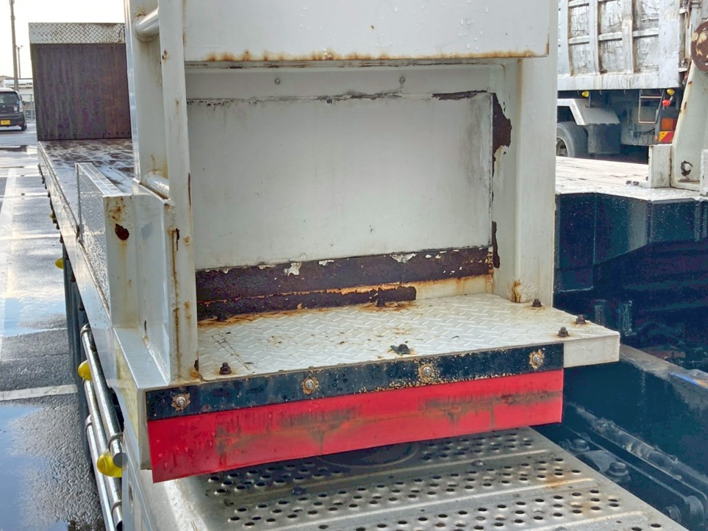 前壁運転席側下部にサビがあります。|三菱 スーパーグレート 2PG-FS70HZの写真16