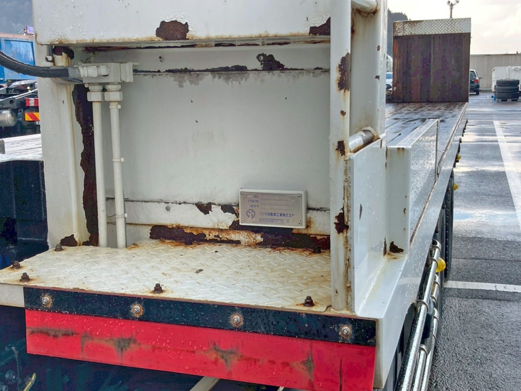 前壁助手席側下部にサビがあります。|三菱 スーパーグレート 2PG-FS70HZの写真17