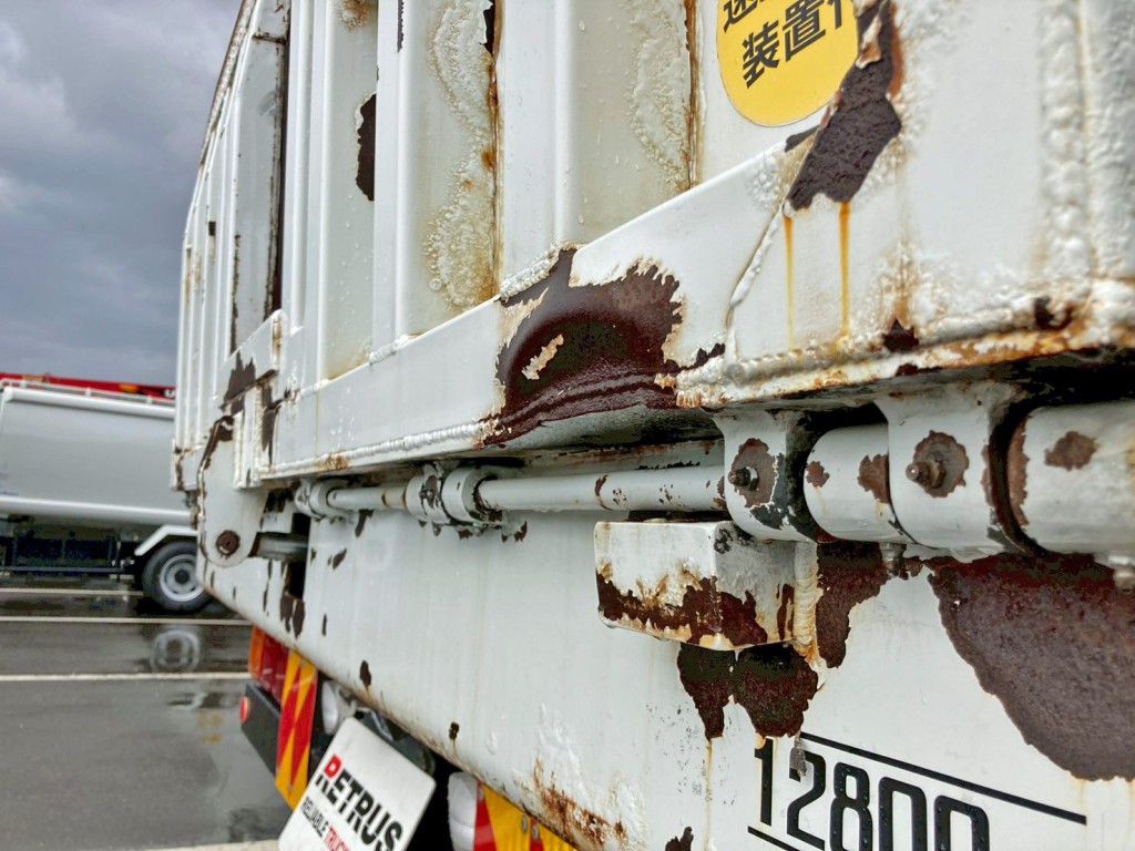 自動歩みの運転席側にヘコミ・サビがあります。|三菱 スーパーグレート 2PG-FS70HZの写真25