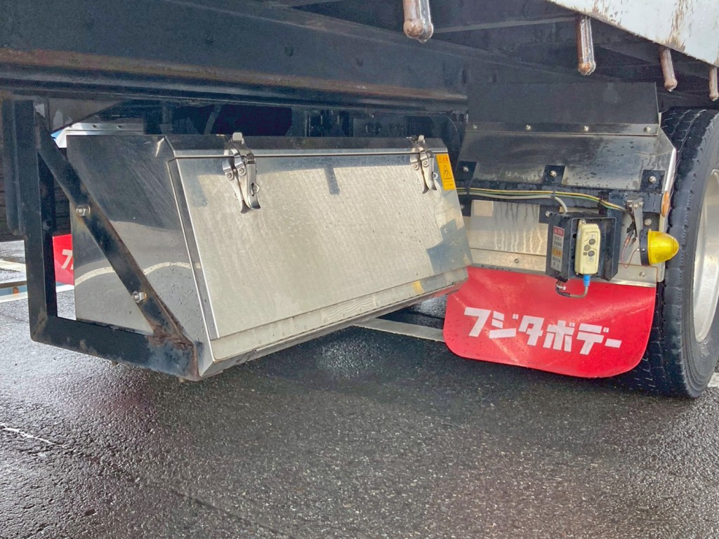 ボディー運転席側後方にステンレス製の工具箱が付いています。|三菱 スーパーグレート 2PG-FS70HZの写真27