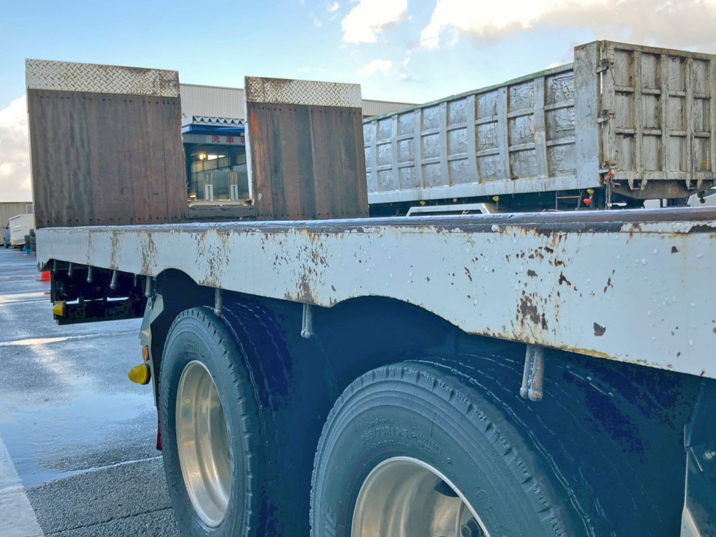 運転席側サイドレールにキズ・サビがあります。|三菱 スーパーグレート 2PG-FS70HZの写真30