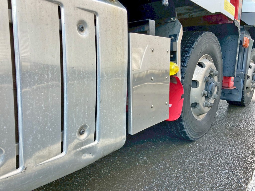 マフラーカバー下部にヘコミがあります。|三菱 スーパーグレート 2PG-FS70HZの写真31