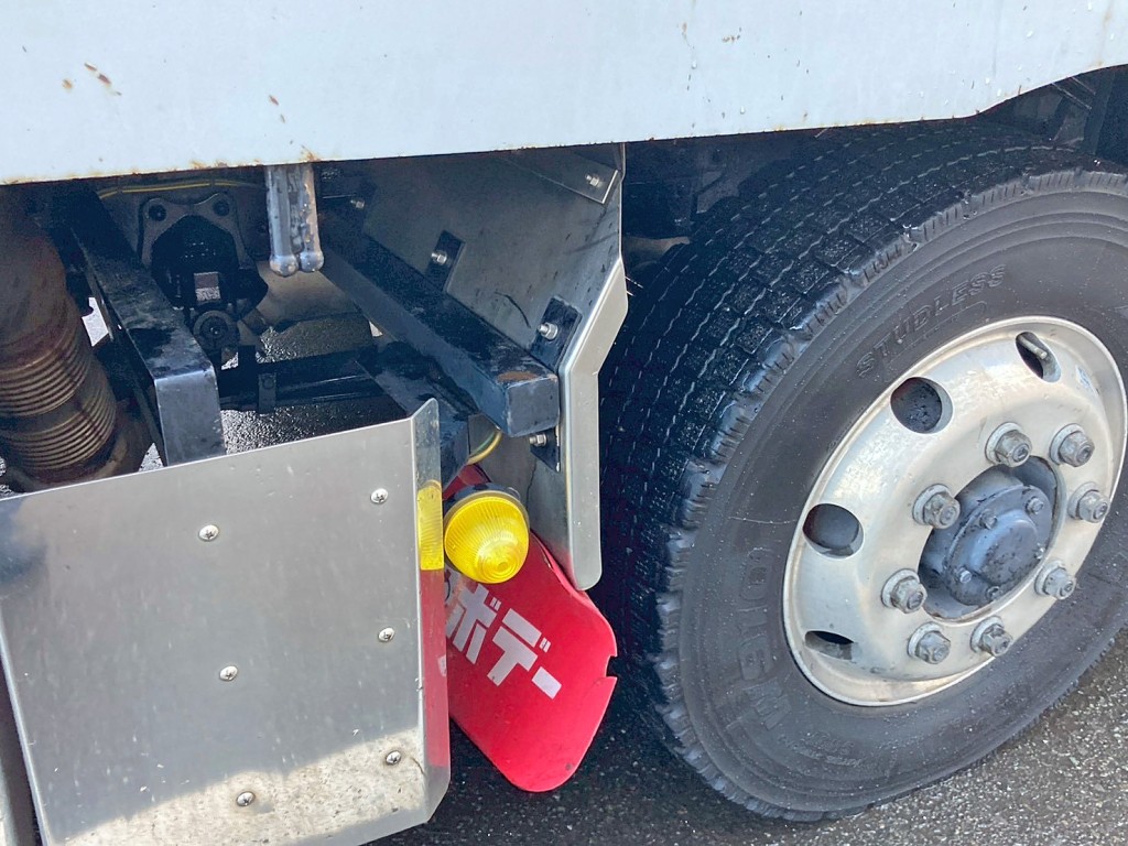 運転席側フロントフェンダーに少々曲がりがあります。|三菱 スーパーグレート 2PG-FS70HZの写真32