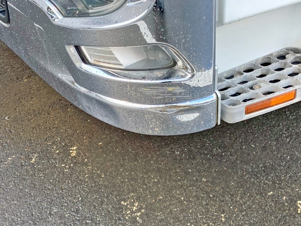フロントバンパー助手席側にキズ・ヘコミがあります。|三菱 スーパーグレート 2PG-FS70HZの写真33