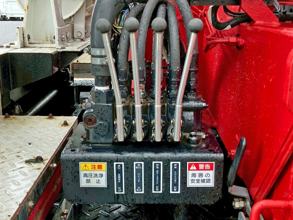 自動歩み・ウインチ・ボディースライド・アウトリガーの操作レバーです。|三菱 スーパーグレート 2PG-FS70HZの写真37