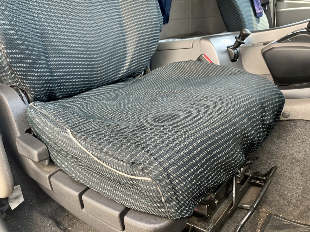 運転席座面ヘタリがあります。|UDトラックス クオン 2PG-CD5CLの写真8