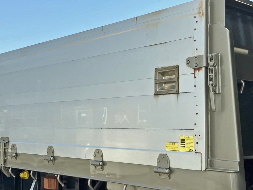 運転席側のあおり前方にシールの剥がし跡があります。|UDトラックス クオン 2PG-CD5CLの写真17