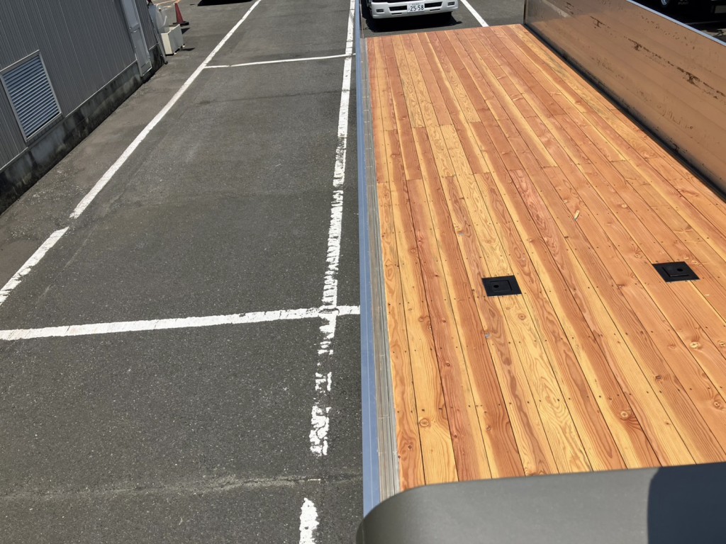 運転席側のあおりが少々歪んでいます。|UDトラックス クオン 2PG-CD5CLの写真18