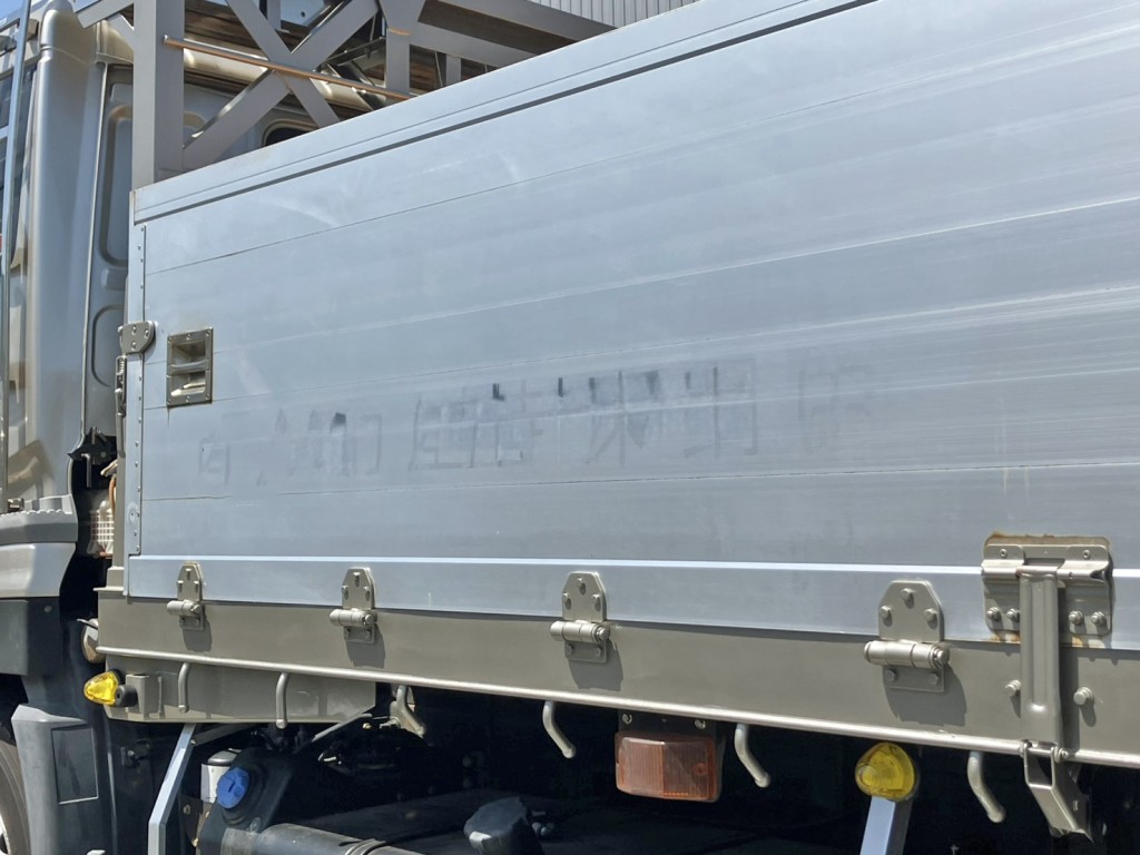 助手席側のあおり前方にシールの剥がし跡があります。|UDトラックス クオン 2PG-CD5CLの写真20
