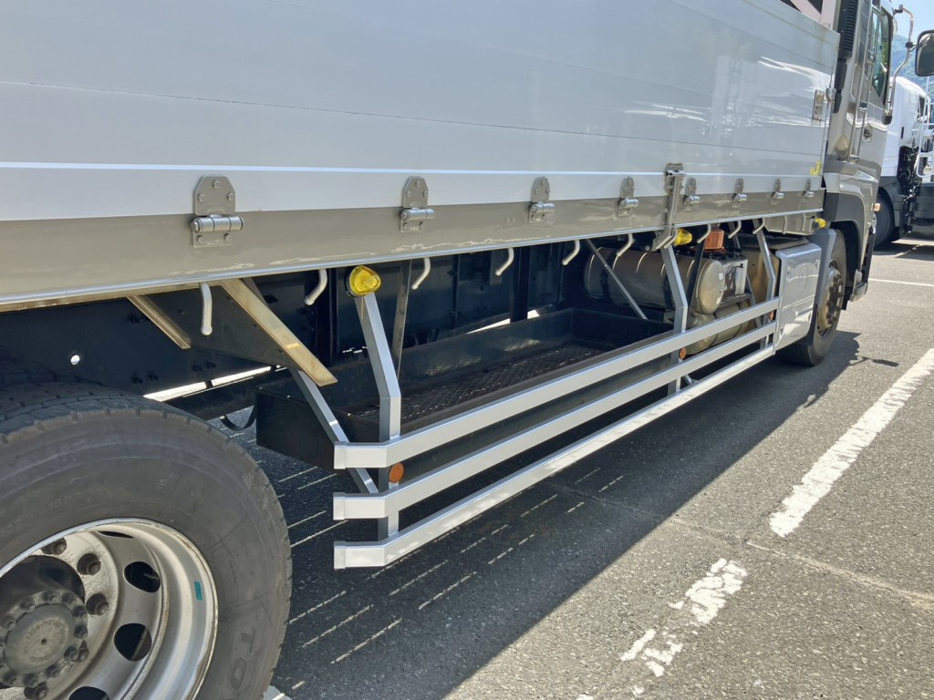 ボディー運転席側中央にりん木入れが付いています。|UDトラックス クオン 2PG-CD5CLの写真28