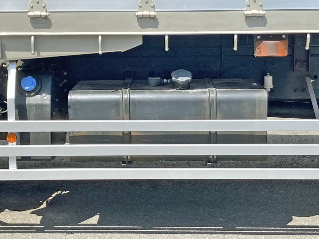 燃料タンクは300Lです。|UDトラックス クオン 2PG-CD5CLの写真31