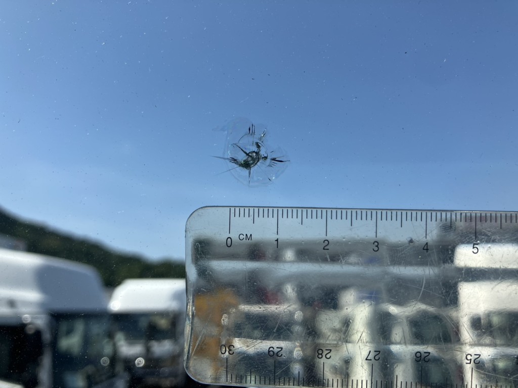 フロントガラス運転席側正面に飛び石跡があります。|UDトラックス クオン 2PG-CD5CLの写真36