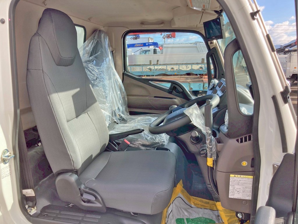 乗車定員は3名です。|三菱 キャンター 2RG-FBA60(2WD)の写真7