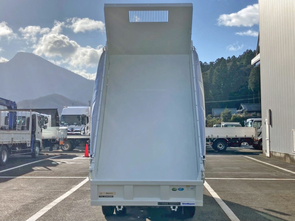 床は鉄板です。|三菱 キャンター 2RG-FBA60(2WD)の写真8