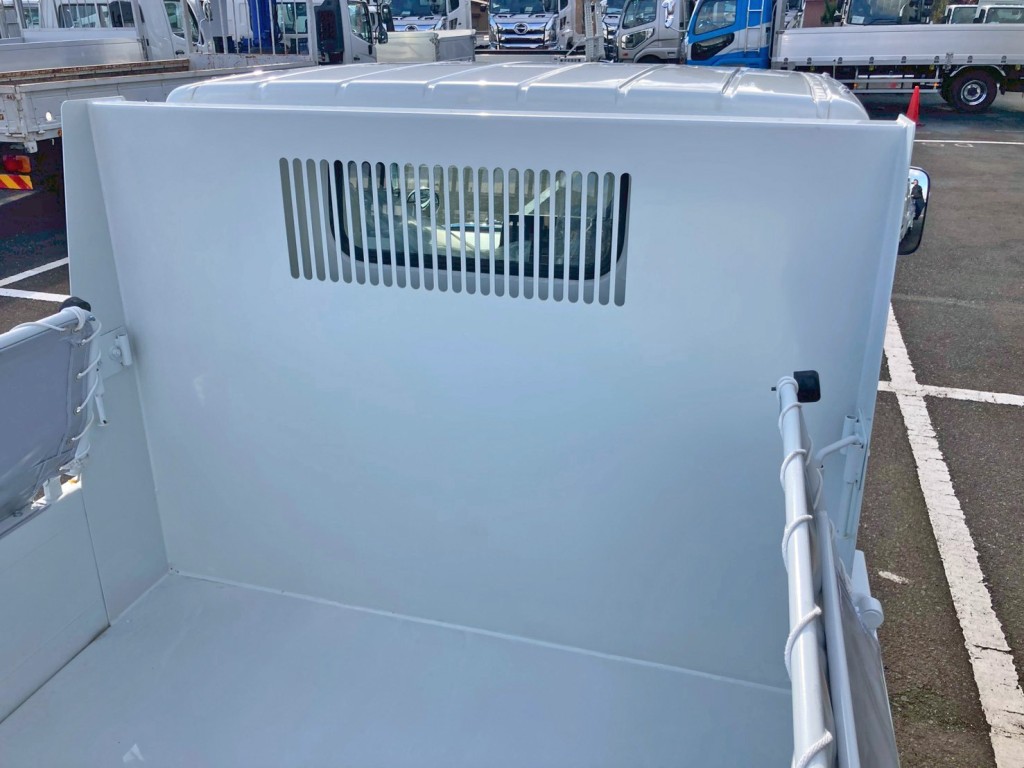 ボディー前方左右にコボレーンストッパーが付いています。|三菱 キャンター 2RG-FBA60(2WD)の写真10