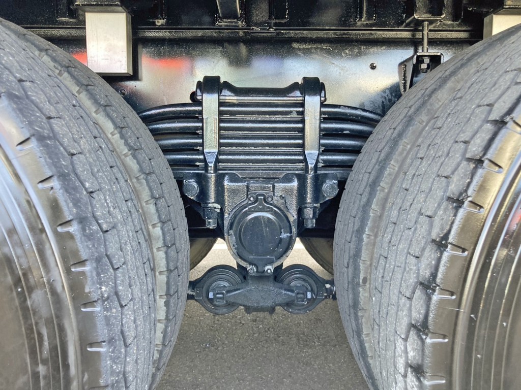 リーフサスです。|いすゞ ギガ 2PG-CYZ77Cの写真5