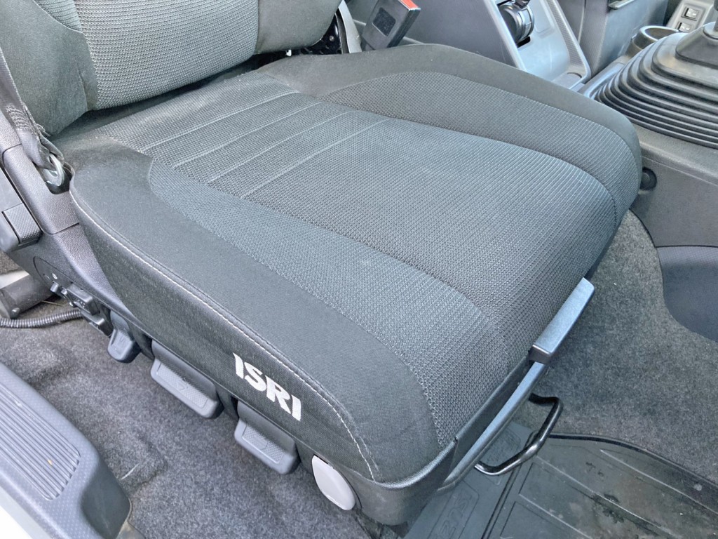 運転席座面にヘタリがあります。|いすゞ ギガ 2PG-CYZ77Cの写真8