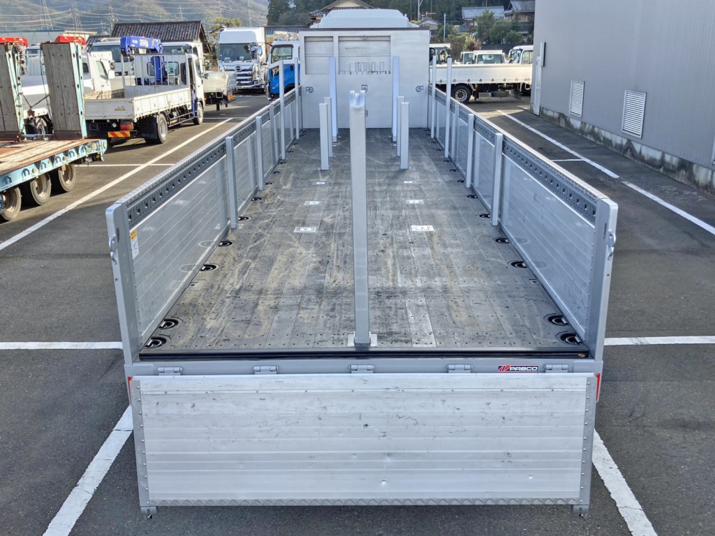 床は板張りです。(リヤ中央にスタンションが付いています)|いすゞ ギガ 2PG-CYZ77Cの写真9