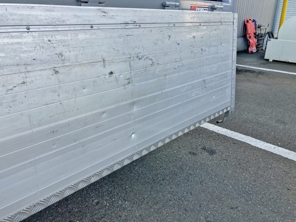 リヤアオリ裏側にヘコミがあります。|いすゞ ギガ 2PG-CYZ77Cの写真10