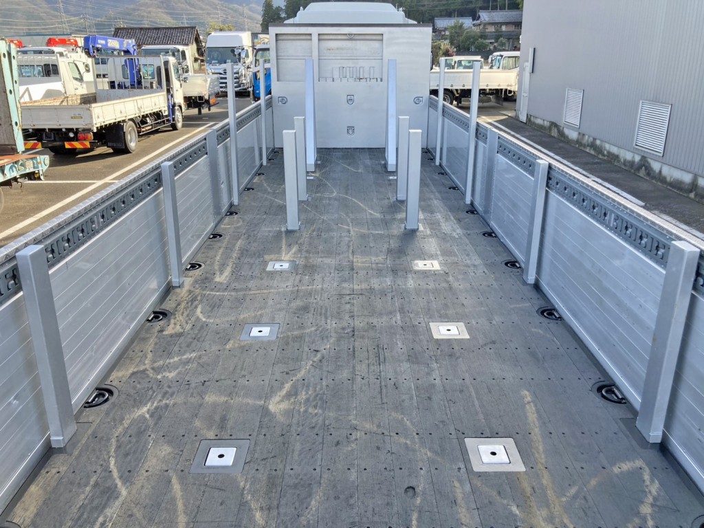 正方形スタンション穴5対・長方形スタンション穴7対・床フック13対付いています。|いすゞ ギガ 2PG-CYZ77Cの写真11