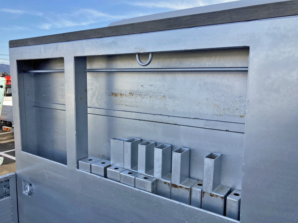 プロテクターにレバーブロック掛け付きの物入れが付いています。|いすゞ ギガ 2PG-CYZ77Cの写真13