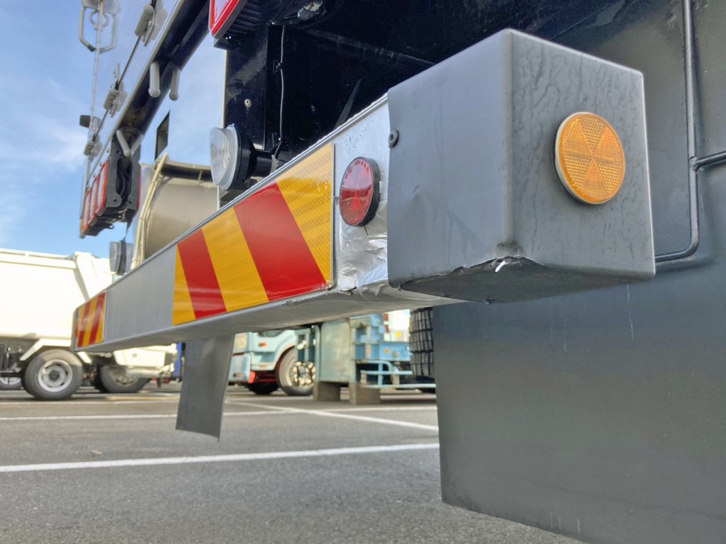 リヤバンパー運転席側に割れ・テープ補修箇所があります。|いすゞ ギガ 2PG-CYZ77Cの写真16