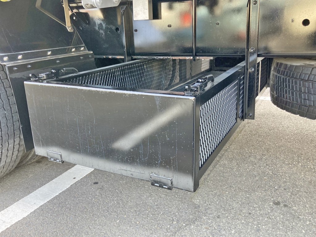 ボディー後方にりん木入れが付いています。|いすゞ ギガ 2PG-CYZ77Cの写真17