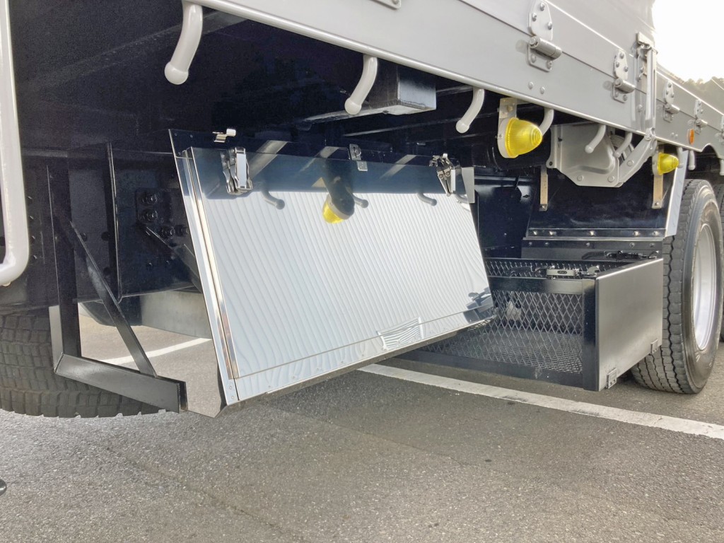 ボディー運転席側後方にステンレス製の工具箱が付いています。|いすゞ ギガ 2PG-CYZ77Cの写真18