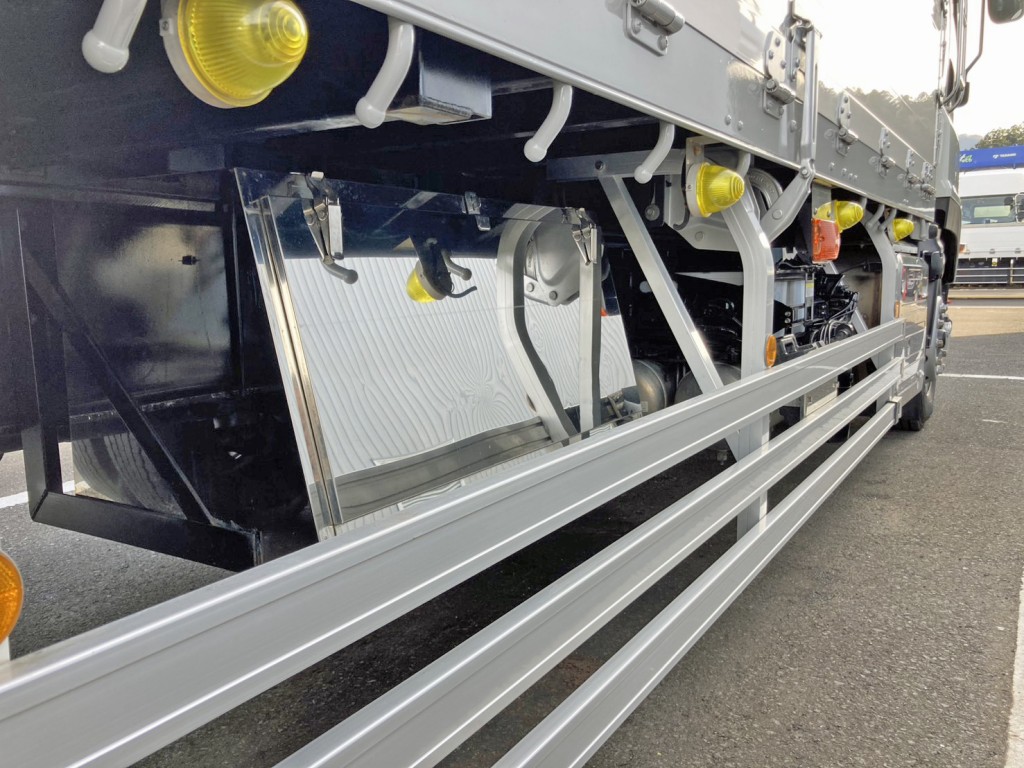 ボディー運転席側中央部にステンレス製の工具箱が付いています。|いすゞ ギガ 2PG-CYZ77Cの写真19