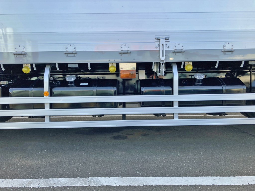 燃料タンクは300Lが2つ付いています。|いすゞ ギガ 2PG-CYZ77Cの写真21