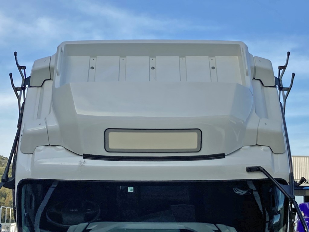 ルーフにシートデッキが付いています。|いすゞ ギガ 2PG-CYZ77Cの写真25