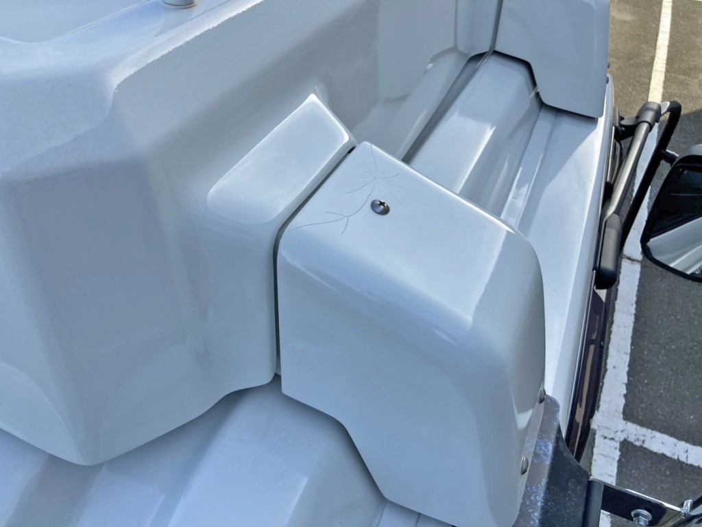 シートデッキ運転席側に割れがあります。|いすゞ ギガ 2PG-CYZ77Cの写真27