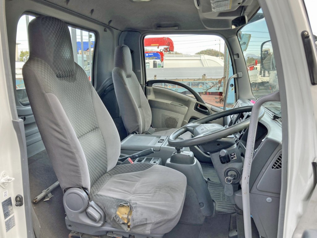 ベッドレスキャビンです。|いすゞ フォワード PKG-FRR90S1(2WD)の写真7