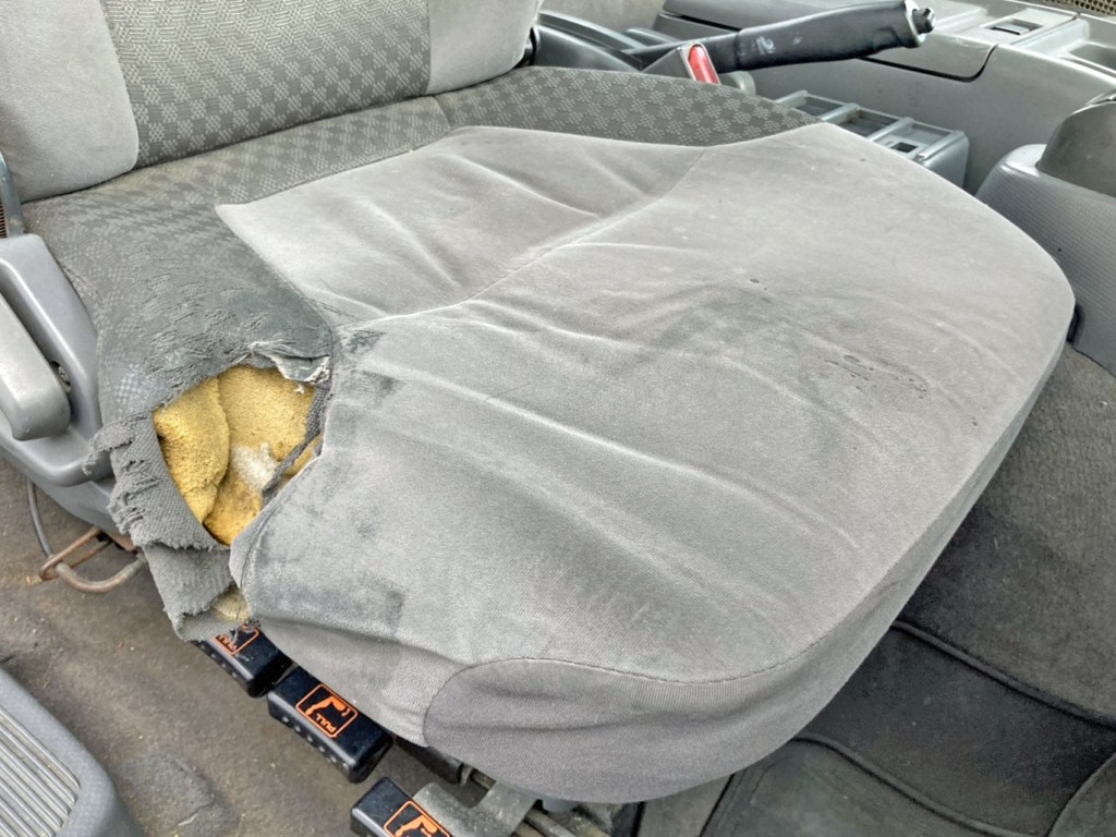 運転席座面にヘタリ・破れがあります。|いすゞ フォワード PKG-FRR90S1(2WD)の写真8