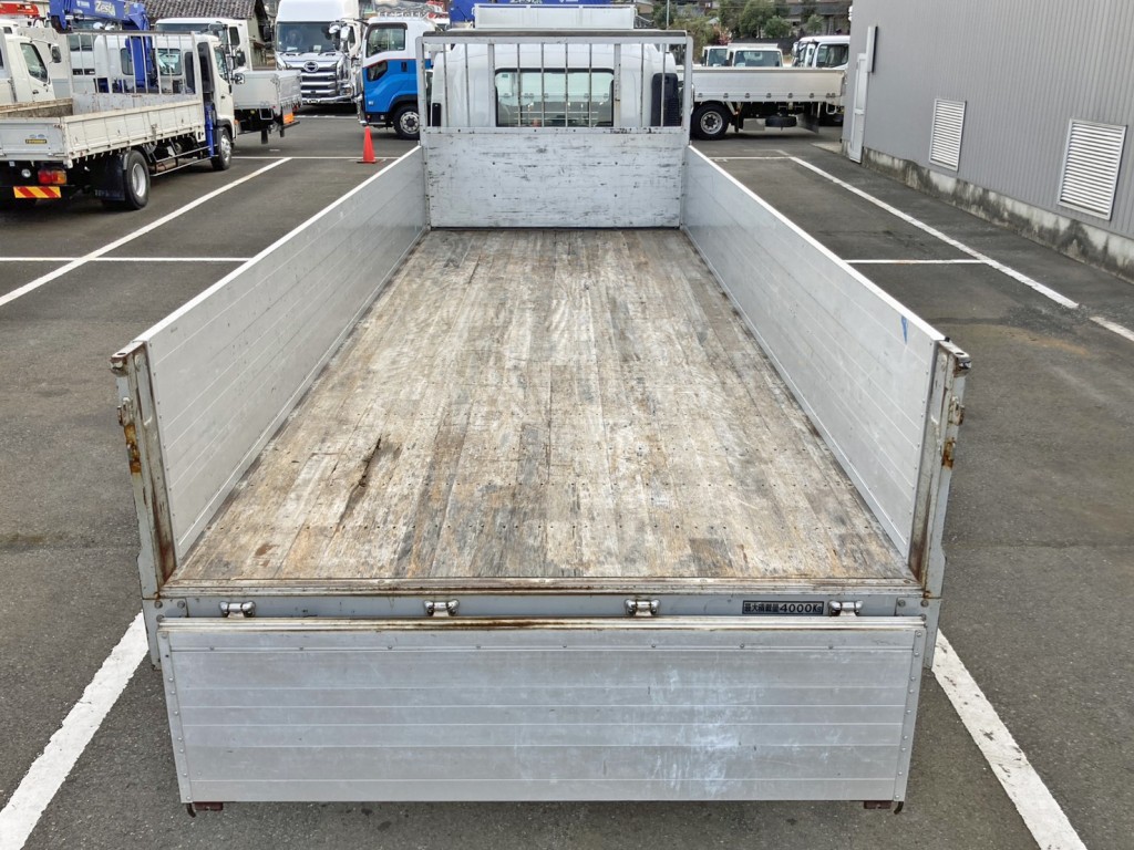 床は板張りです。|いすゞ フォワード PKG-FRR90S1(2WD)の写真9