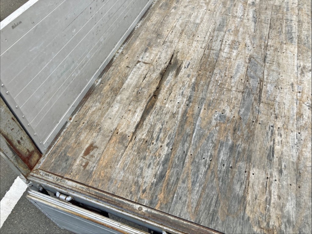 床板後方助手席側に割れがあります。|いすゞ フォワード PKG-FRR90S1(2WD)の写真10