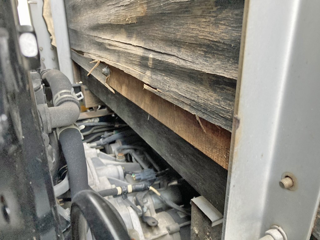 前壁中央下部の状態です。|いすゞ フォワード PKG-FRR90S1(2WD)の写真15