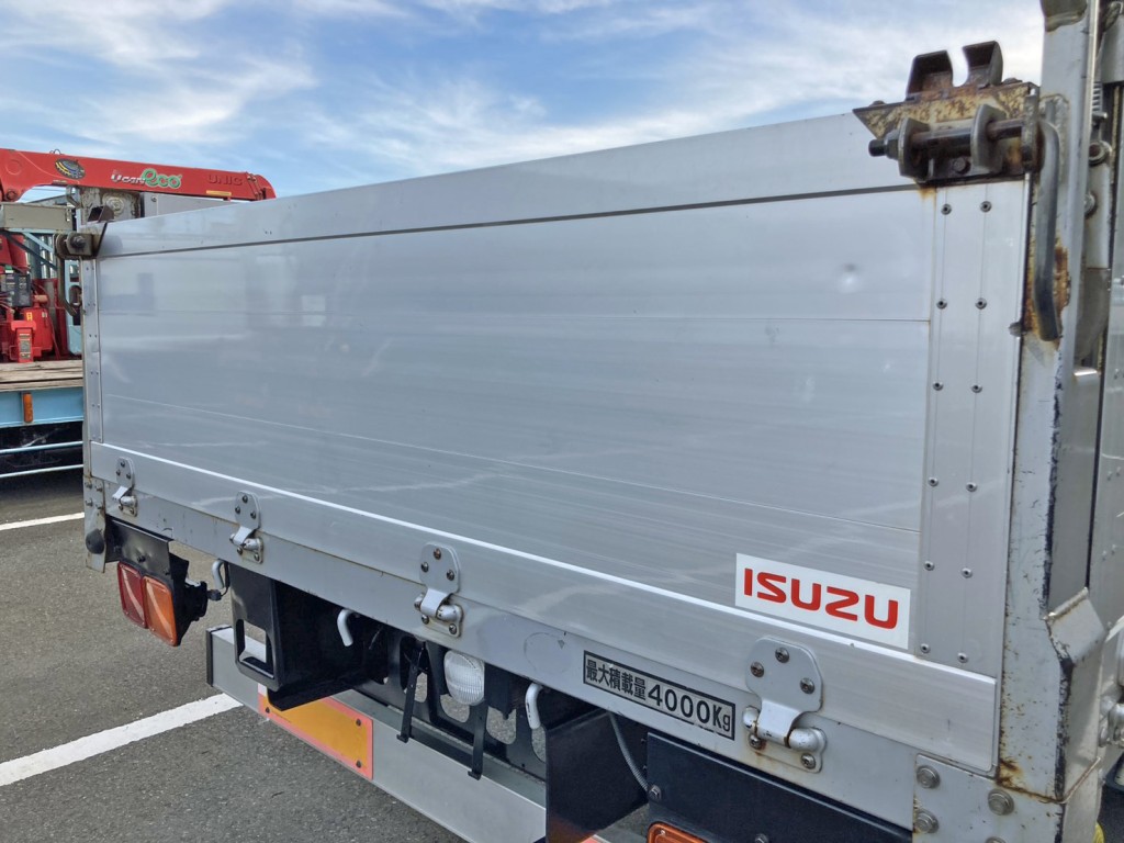 リヤアオリ運転席側にヘコミがあります。|いすゞ フォワード PKG-FRR90S1(2WD)の写真17