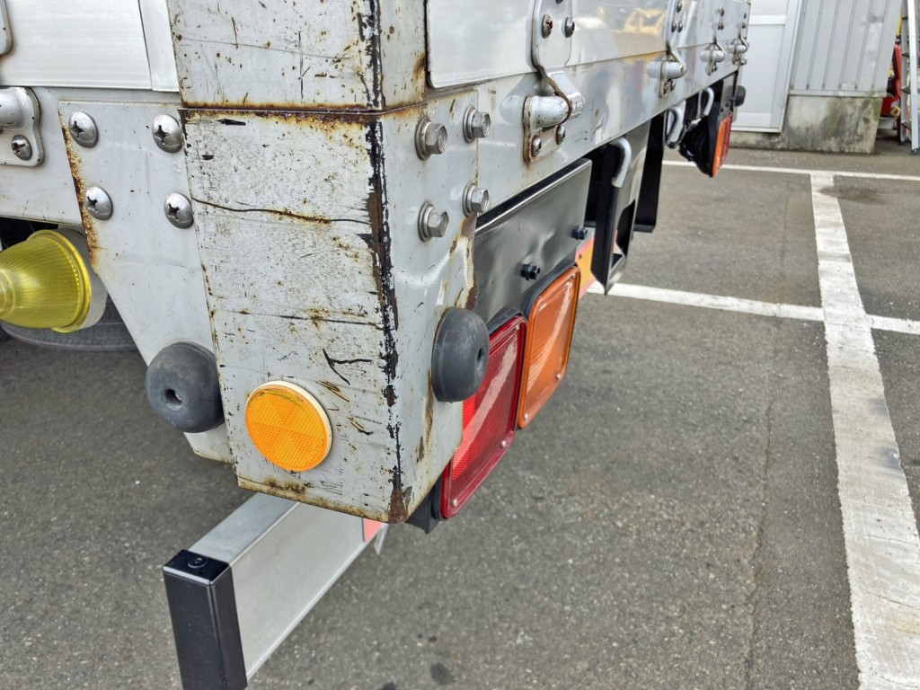 助手席側リヤ柱下部に引きキズがあります。|いすゞ フォワード PKG-FRR90S1(2WD)の写真18