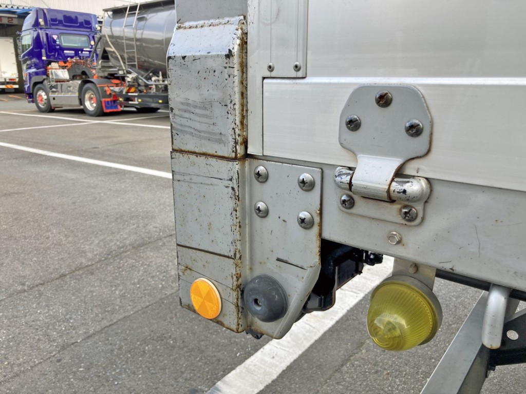 運転席側リヤ柱下部に引きキズがあります。|いすゞ フォワード PKG-FRR90S1(2WD)の写真19