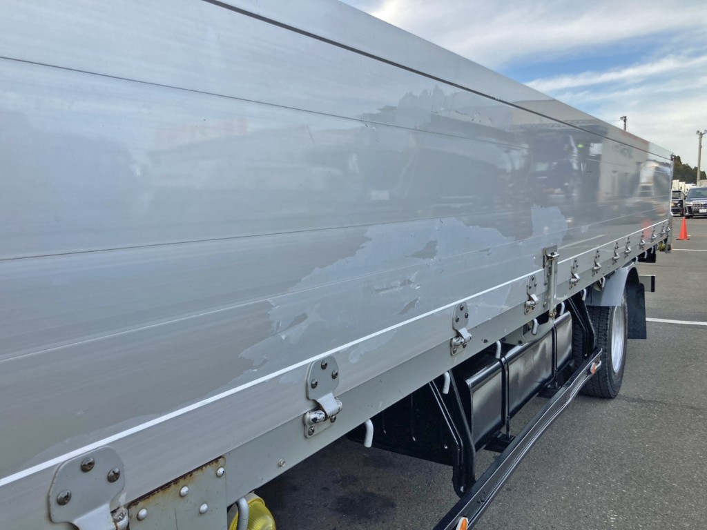 助手席側アオリ前方にクリア剥がれがあります。|いすゞ フォワード PKG-FRR90S1(2WD)の写真20