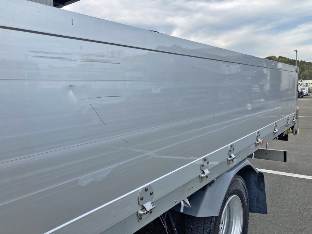 助手席側アオリ中央上部に引きキズ・ヘコミがあります。|いすゞ フォワード PKG-FRR90S1(2WD)の写真21