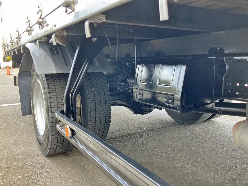 ボディー運転席側中央部に工具箱が付いています。|いすゞ フォワード PKG-FRR90S1(2WD)の写真25