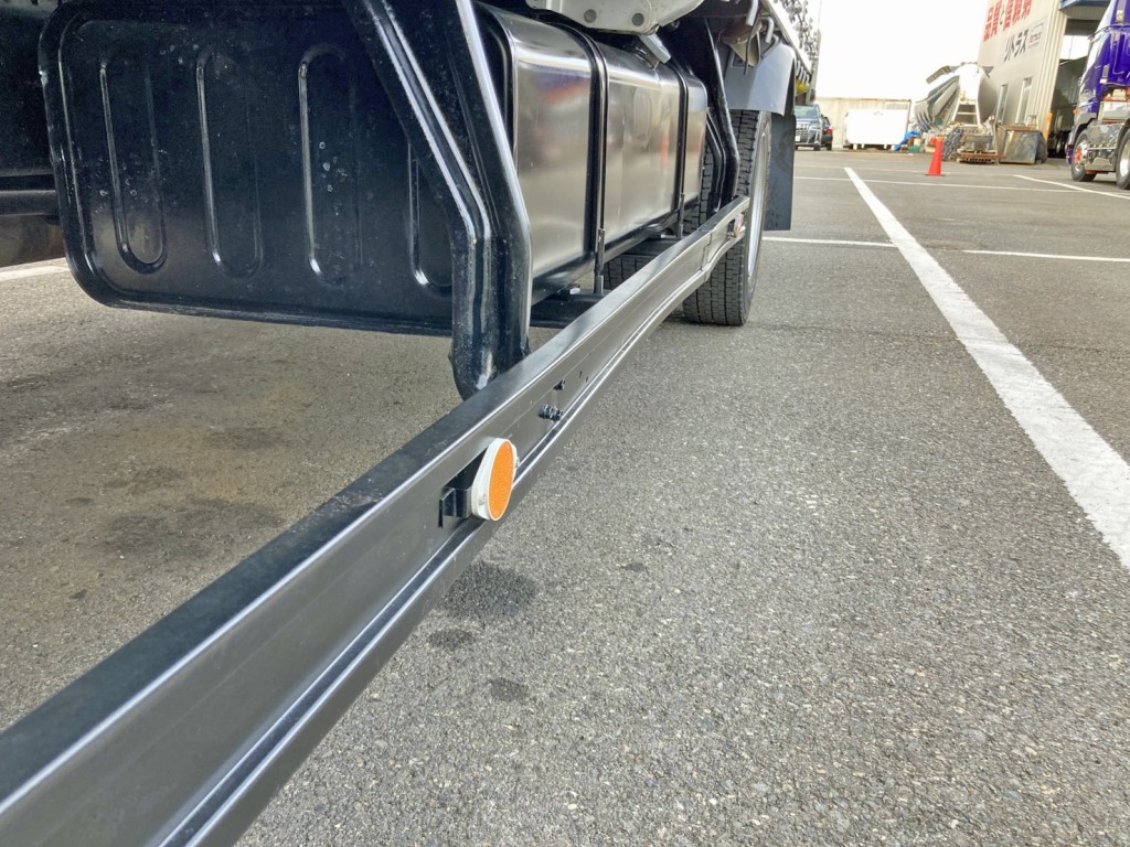 助手席側サイドバンパーに曲がりがあります。|いすゞ フォワード PKG-FRR90S1(2WD)の写真26